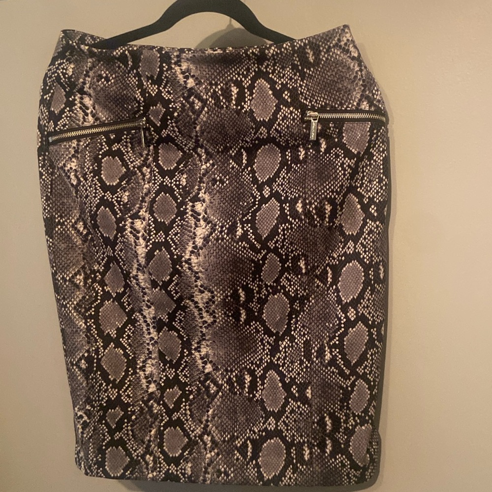 Michael Kors animal print pencil skirt. Size 8.